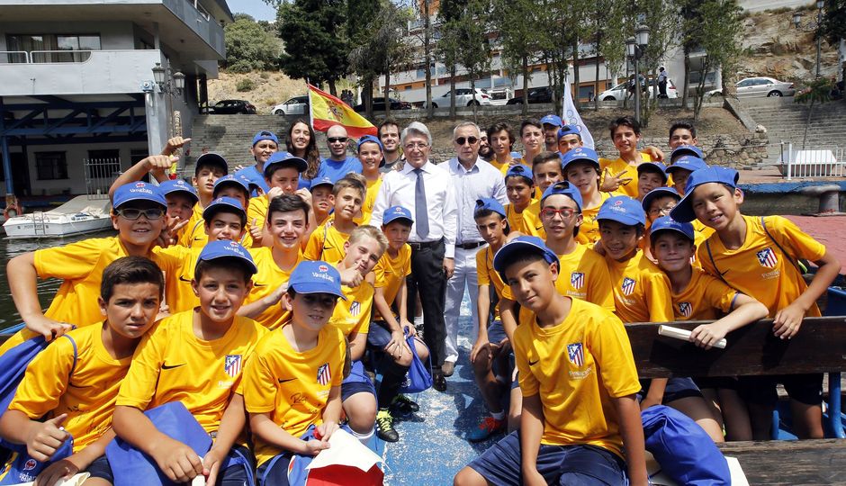 Enrique Cerezo y Alejandro Blanco posan con los niños del Campus Inmersión de Fútbol & Inglés de Vaughan y nuestra Fundación